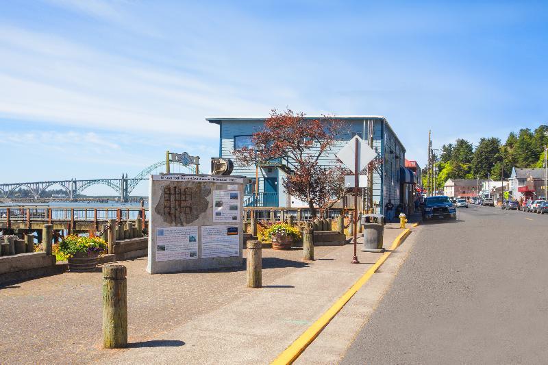 Holiday Inn Express Newport By Ihg Esterno foto