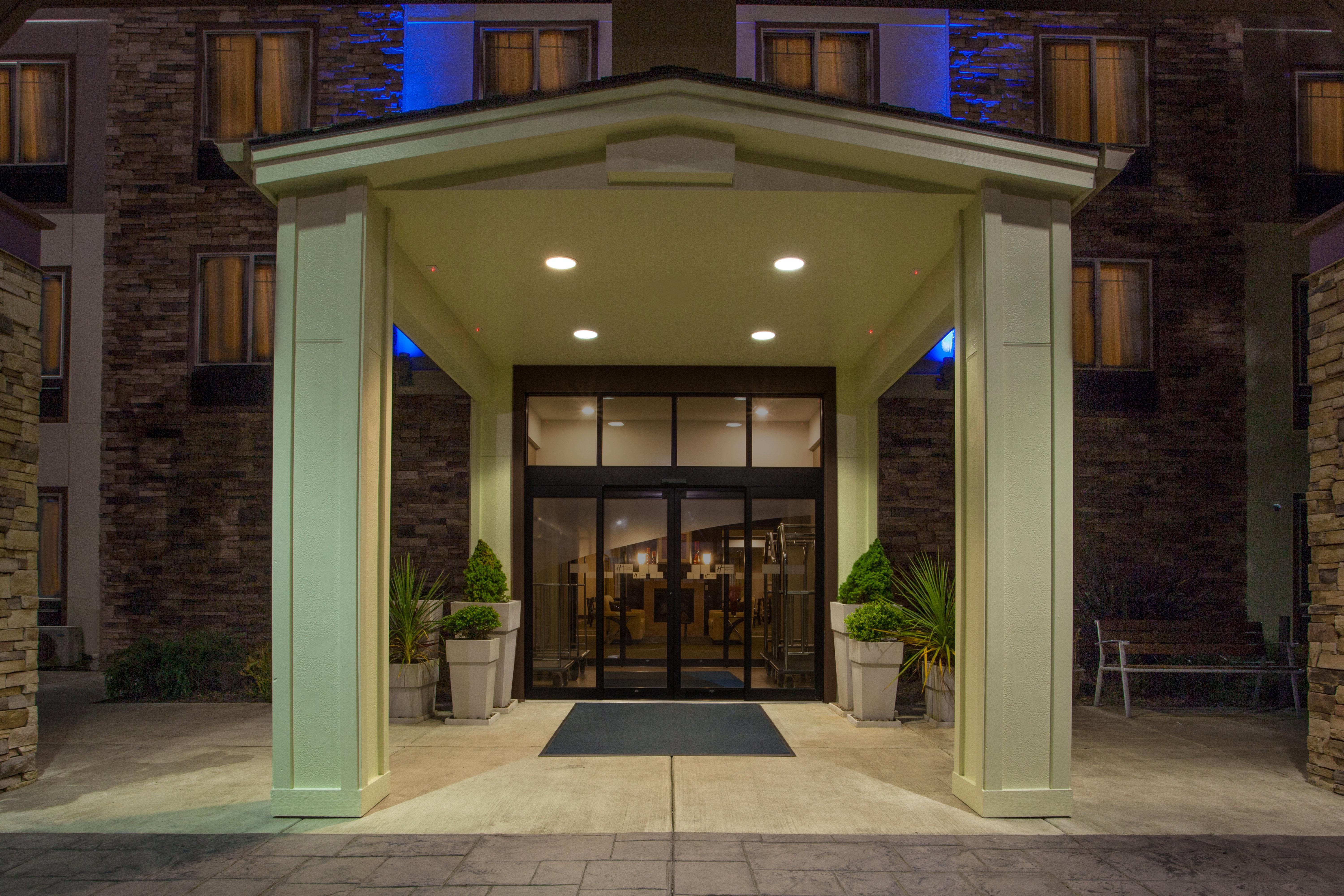 Holiday Inn Express Newport By Ihg Esterno foto