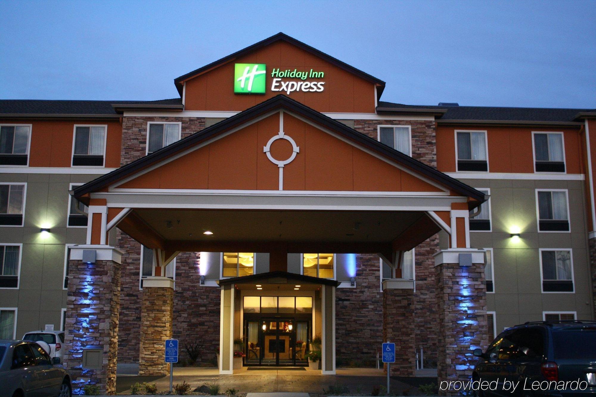 Holiday Inn Express Newport By Ihg Esterno foto