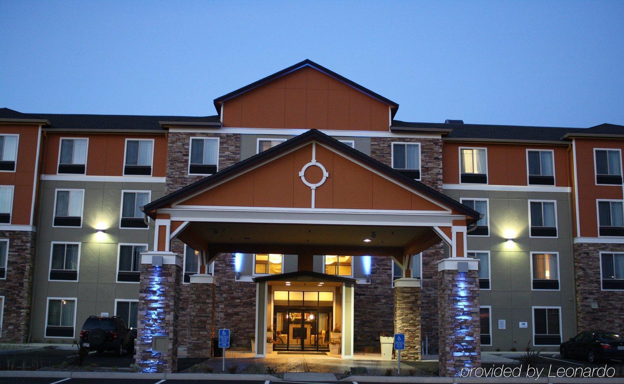 Holiday Inn Express Newport By Ihg Esterno foto