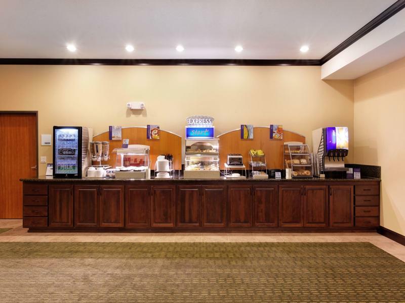 Holiday Inn Express Newport By Ihg Esterno foto